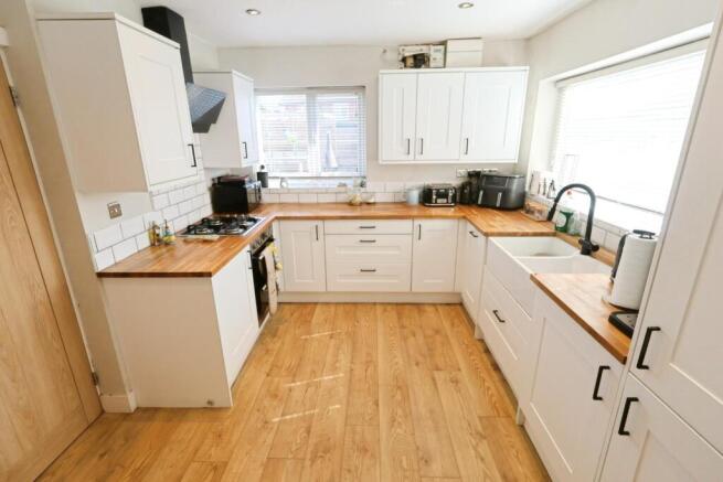 KITCHEN/DINING ROOM