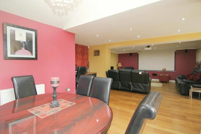 5 bed Detached for sale Image 11