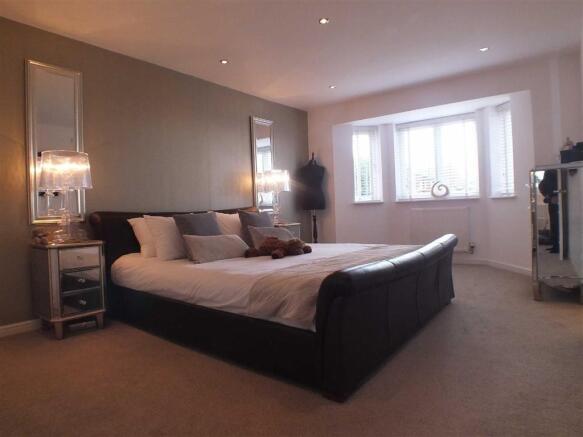 MASTER BEDROOM (FRON