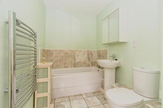 3 bed Ground Flat for sale Image 11