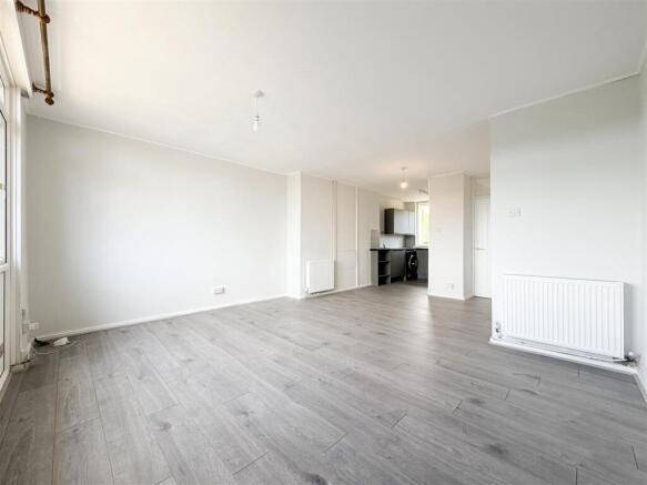 2 bed Apartment to rent Image 6
