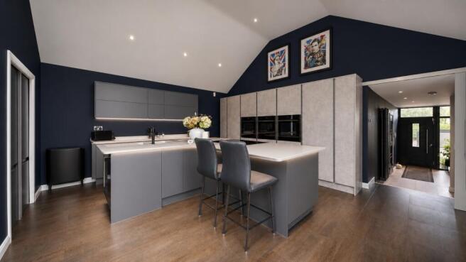 5 bed Detached for sale Image 6