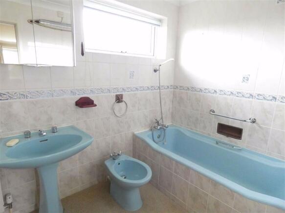 SPACIOUS BATHROOM