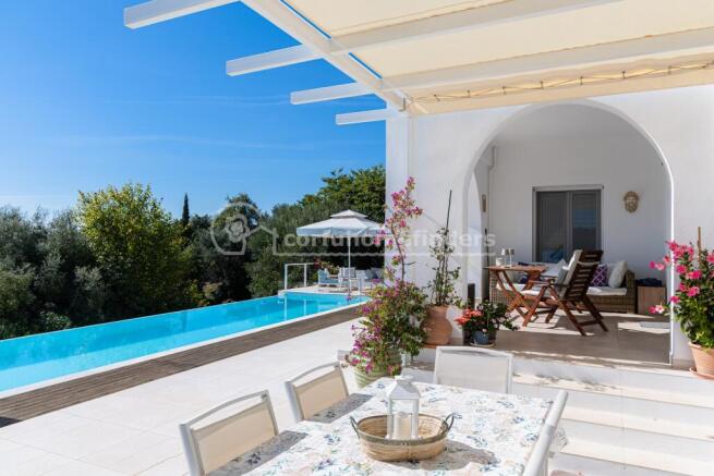 Outdoor dining/shaded/pool