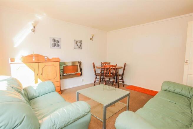 LOUNGE / DINING ROOM