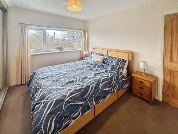 5 bed Detached for sale Image 12