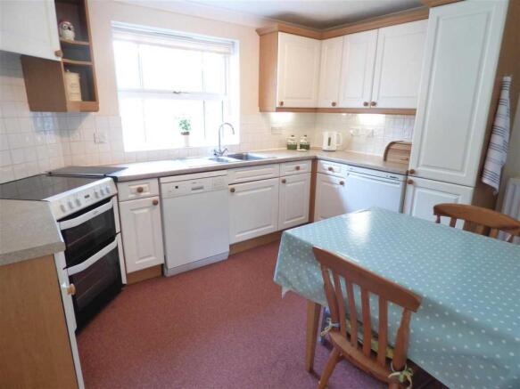 KITCHEN/BREAKFAST