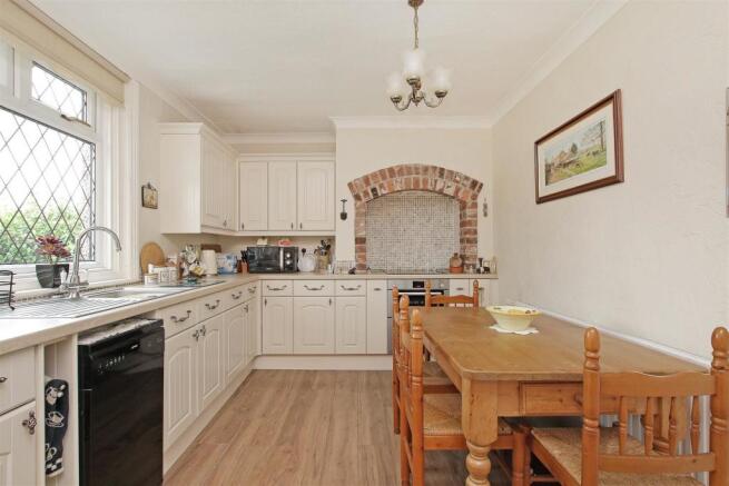 6.Kitchen2.JPG