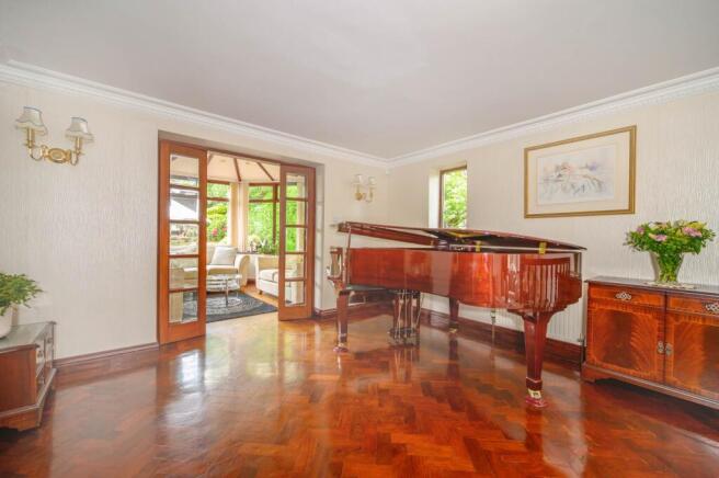 6 bed Detached for sale Image 7