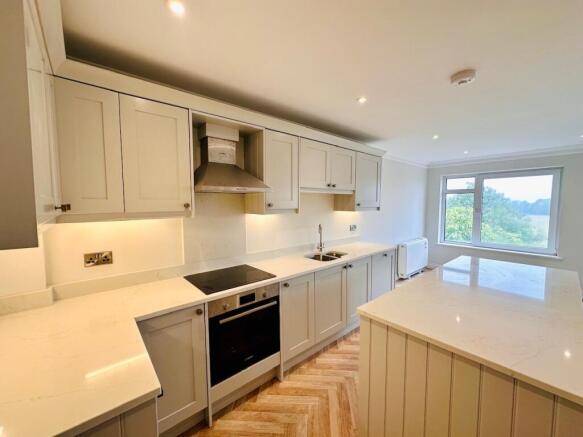 3 bed Apartment to rent Image 6