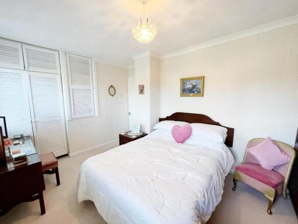 Bedroom 1 pic 3.jpg