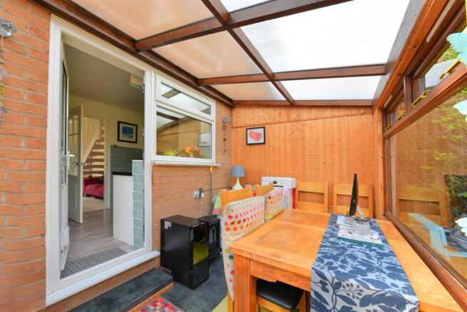 2 bed Semi-Detached to rent Image 5