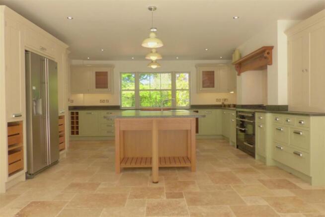 KITCHEN/DINING ROOM