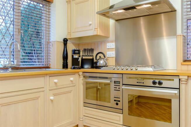 8374493-interior14.jpg