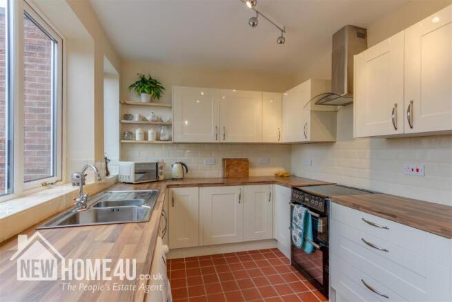 KITCHEN / DINER: