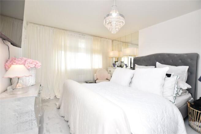 5 bed Detached for sale Image 6