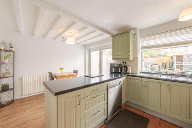 Westfield Crescent, Wellesbourne, Warwick photo 4