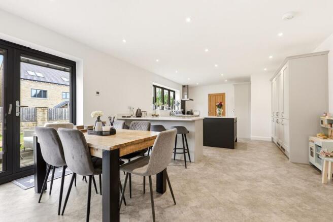 5 bed Detached for sale Image 6