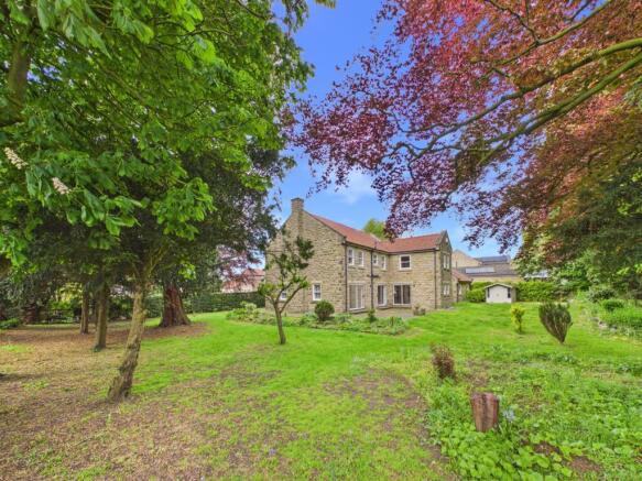 5 bed Detached for sale Image 12