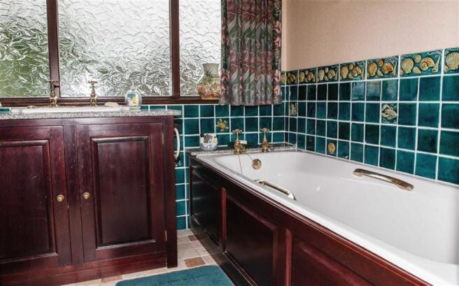 GROUND FLOOR COMBINED BATHROOM/WC