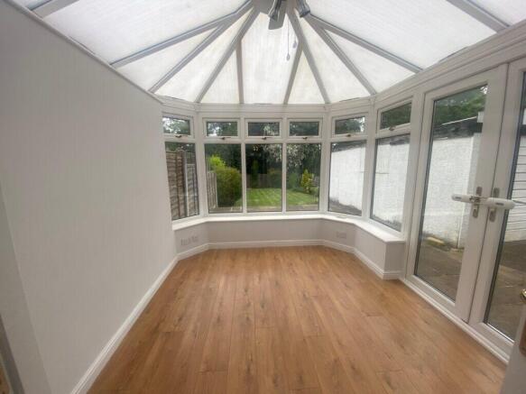 4 bed Semi-Detached to rent Image 6