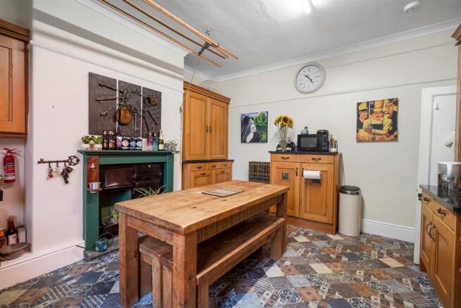 7 bed Semi-Detached for sale Image 11