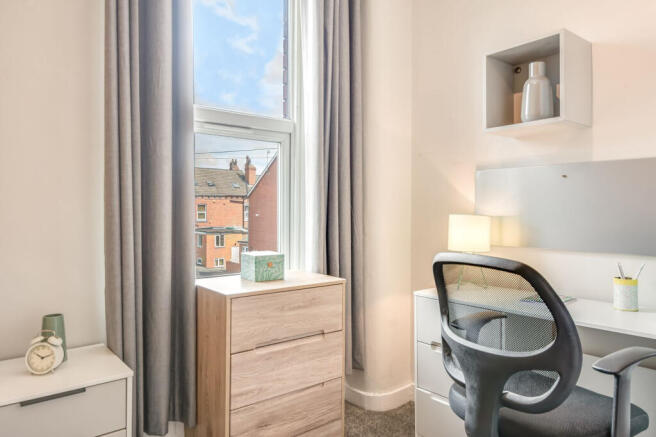 4 bed House to rent Image 10