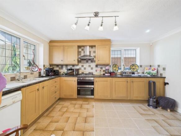 5 bed Detached for sale Image 6