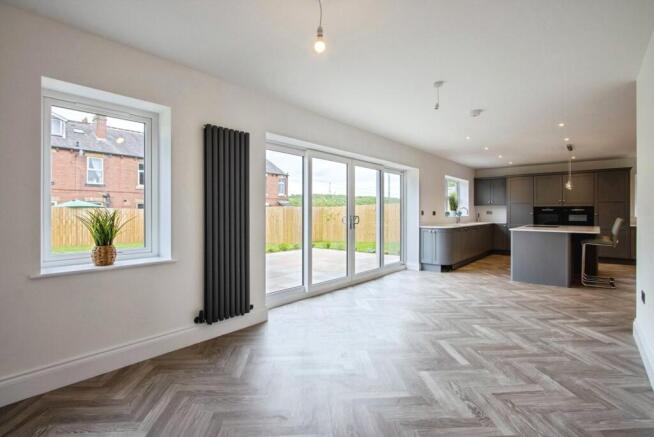 5 bed Detached for sale Image 5