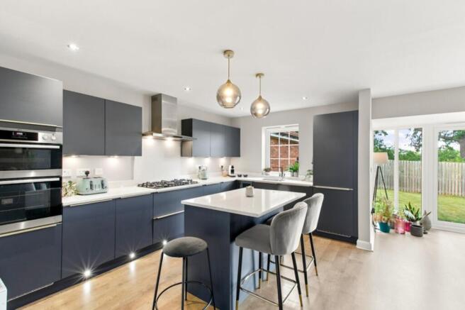 5 bed Detached for sale Image 8