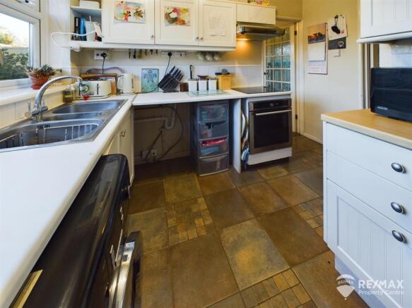Kitchen (2).jpg