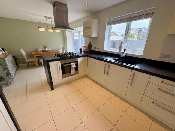4 bed Detached for sale Image 7