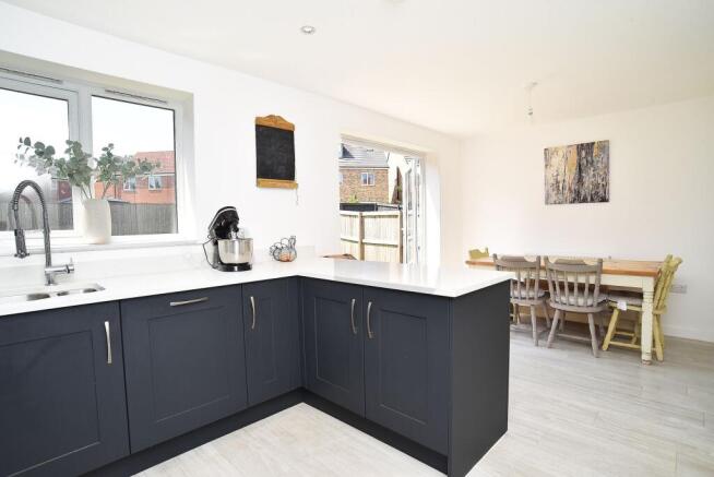 4 bed Detached to rent Image 8