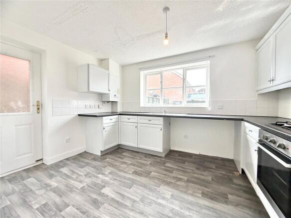 3 bed Semi-Detached to rent Image 11
