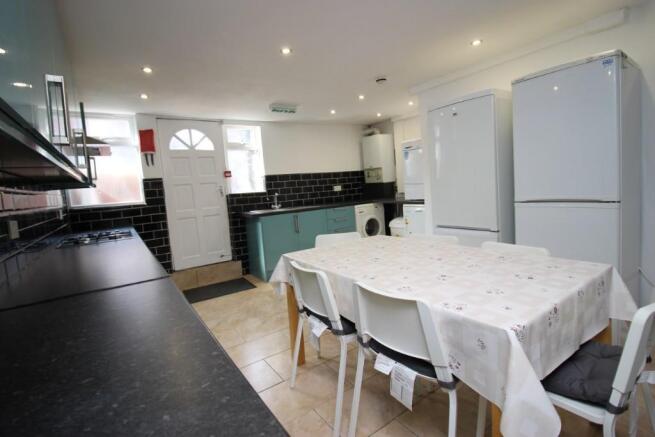 6 bed Terraced to rent Image 5