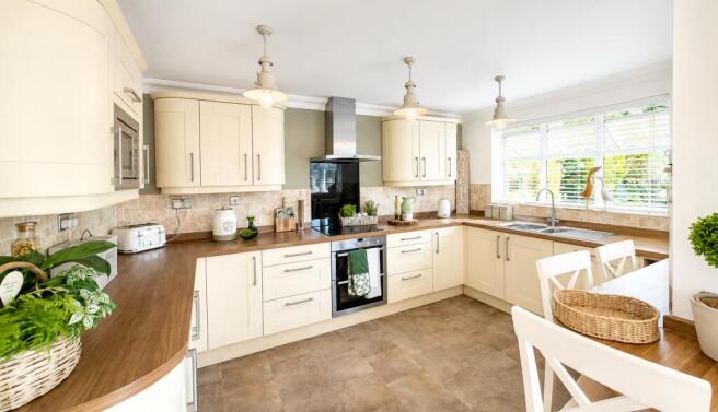 4 bed Detached for sale Image 3