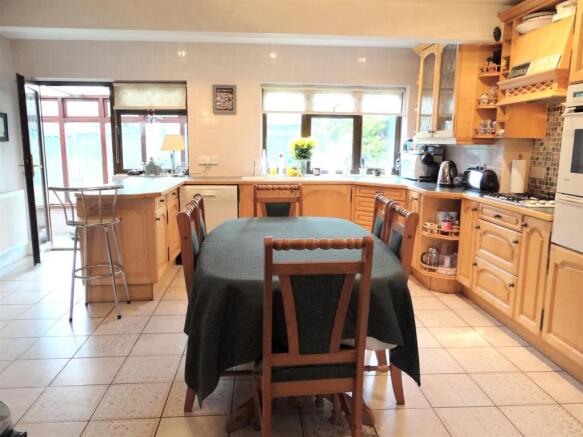 Kitchen2.JPG