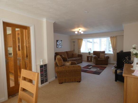 Lounge/Dining Room