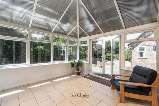 16 Ely Gardens, TN10 4NZ 003.jpg