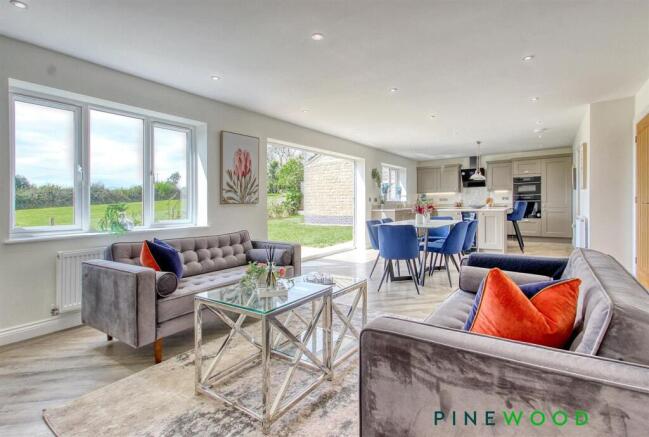 KITCHEN DINER-FAMILY ROOM