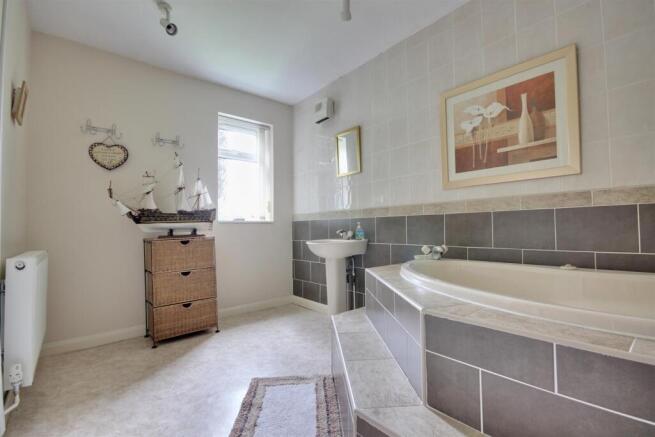 4 bed Detached for sale Image 9