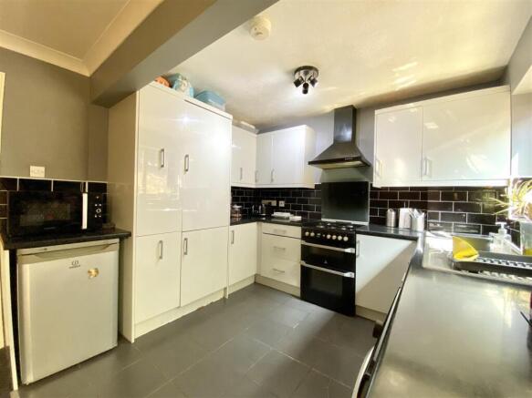 5 bed Semi-Detached for sale Image 6