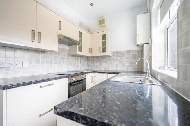 3 bed Terraced to rent Image 5