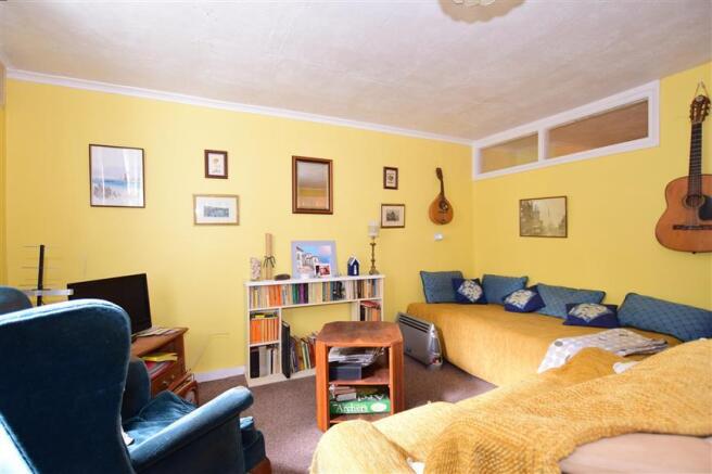 Lounge/Dining Area