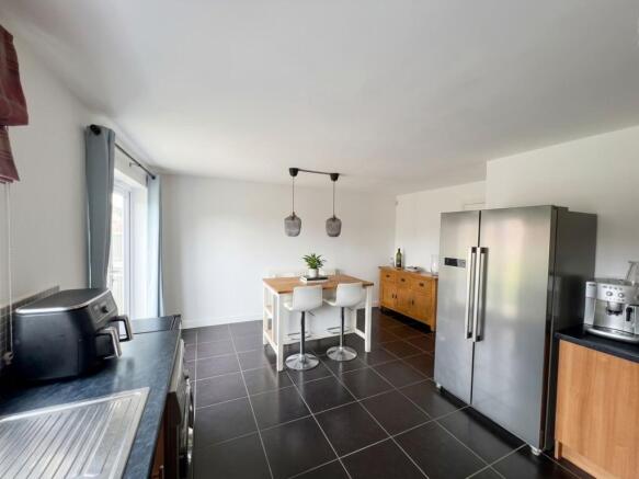 4 bed Semi-Detached for sale Image 7