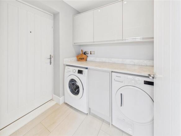 5 bed Detached for sale Image 7