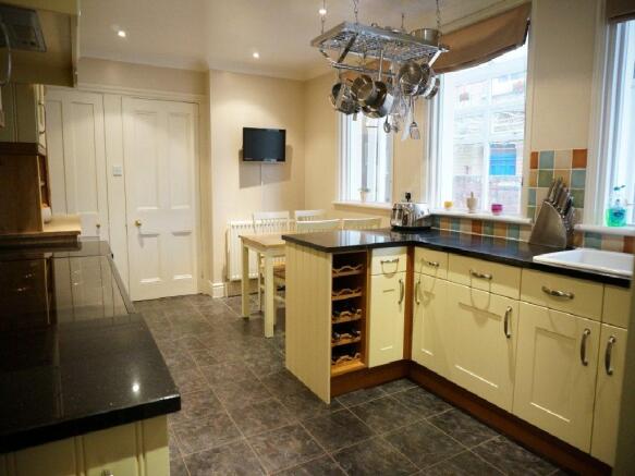 KITCHEN/BREAKFAST RO