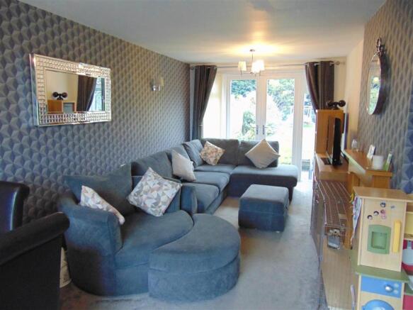 OPEN PLAN LOUNGE/DINING ROOM