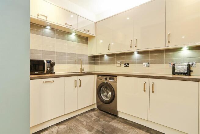 2 bed Flat for sale Image 7