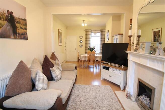 LOUNGE/DINING AREA